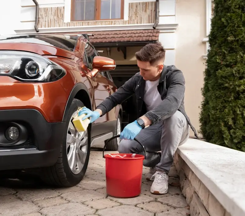 Lavage auto à domicile Domalain : professionnel intervenant sur un véhicule
